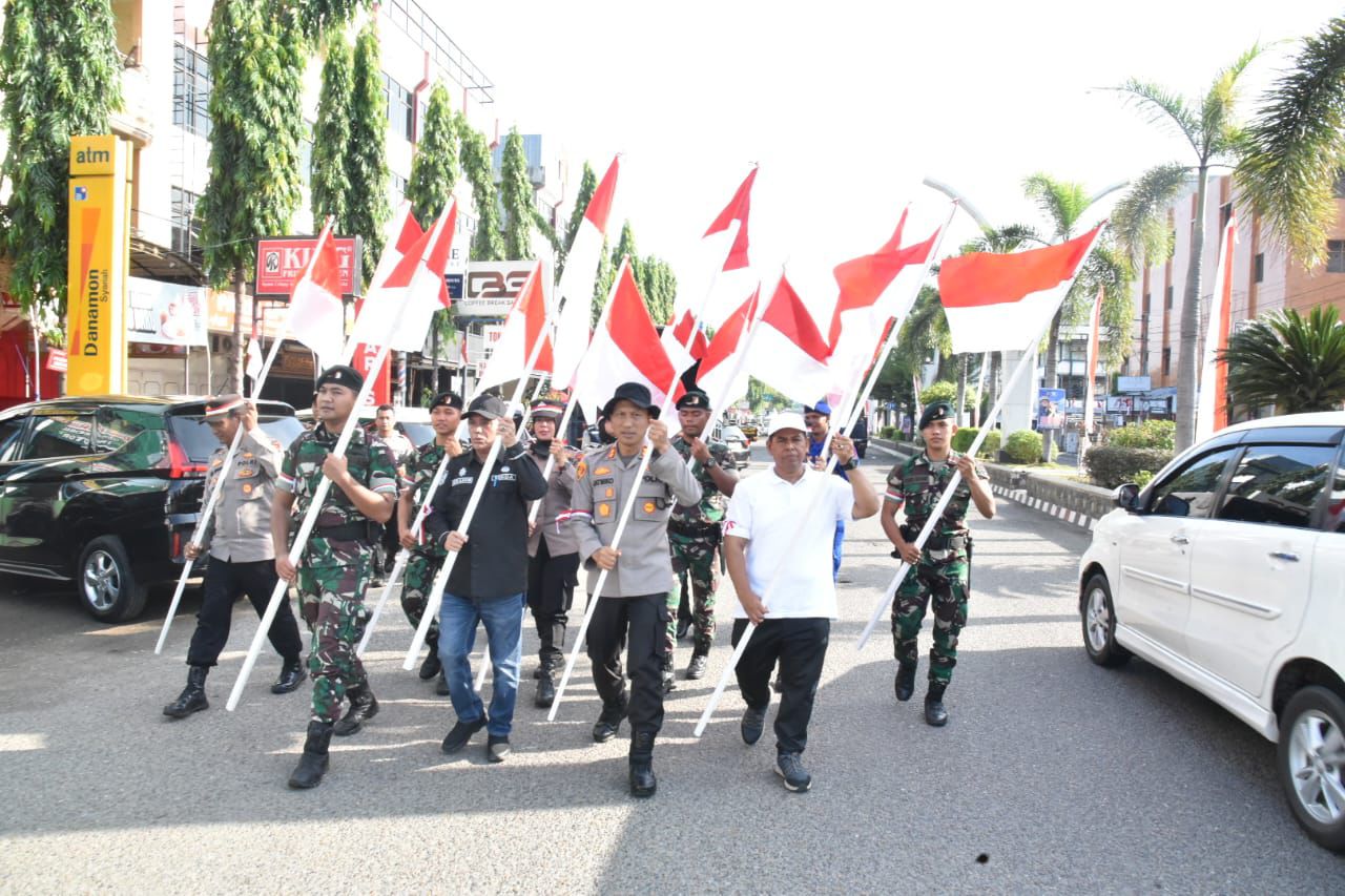 Kapolres Bireuen  Bagi - bagi Bendera Merah Putih Ke pengendara.
