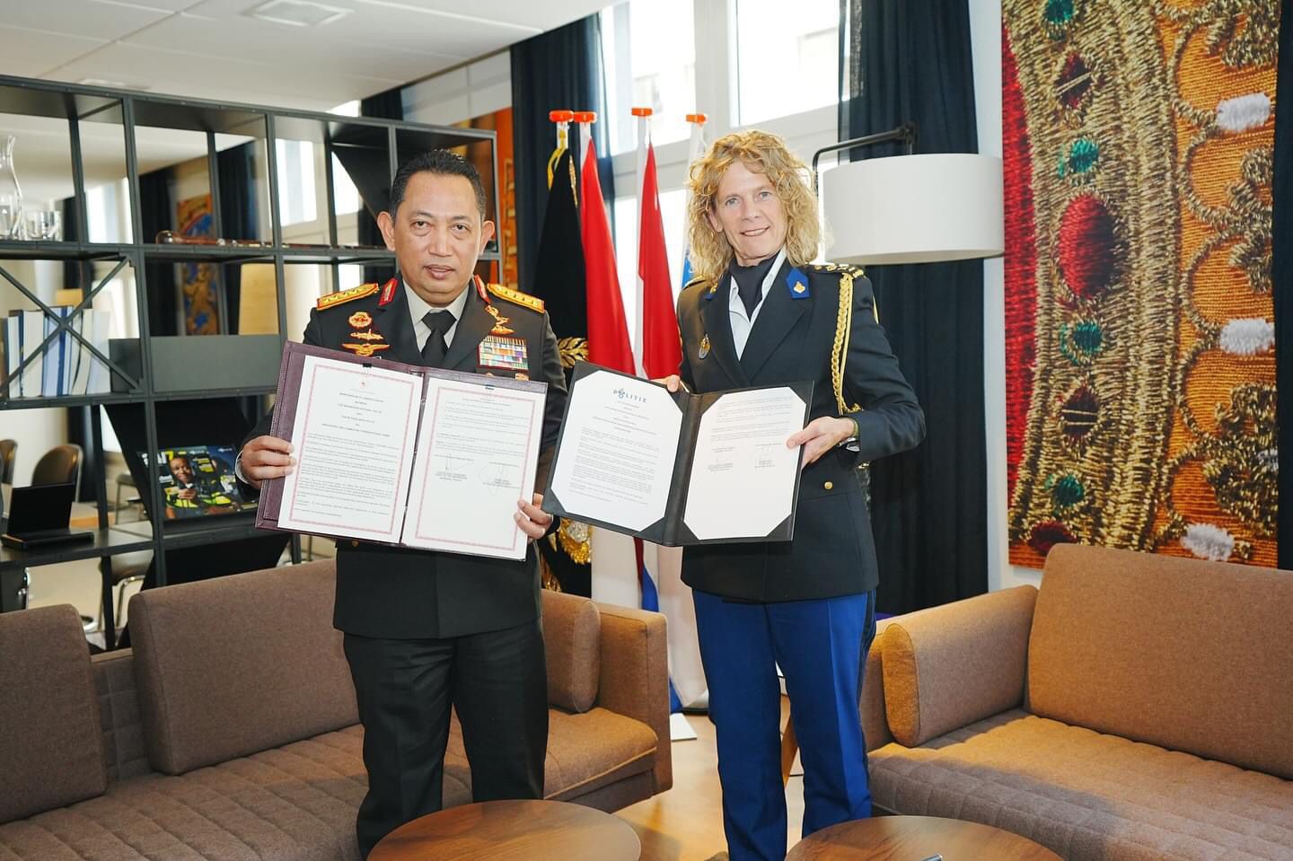 Kapolri Drs Listyo Sigit Prabowo MSi dan Komisioner Kepolisian Belanda, Komisaris Janny Knol menandatangani MoU tentang Pencegahan dan Penanggulangan Kejahatan Transnasional.