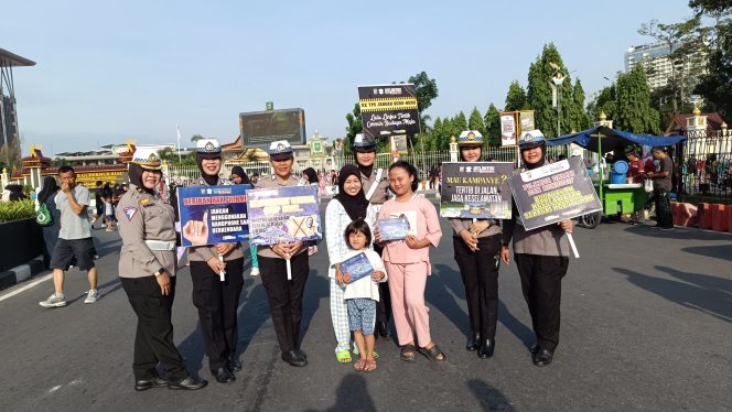 Tim Cooling System Ditlantas Polda Riau Gelar Kampanye Keselamatan Berlalu Lintas dan Himbaun Pilkada Riau di Area CFD Pekanbaru.