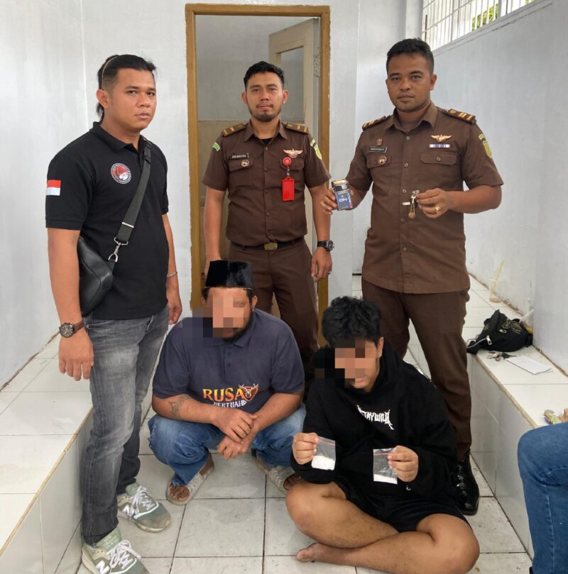 Pelaku inisial DEK dan terdakwa Amor saat diamankan Polisi.