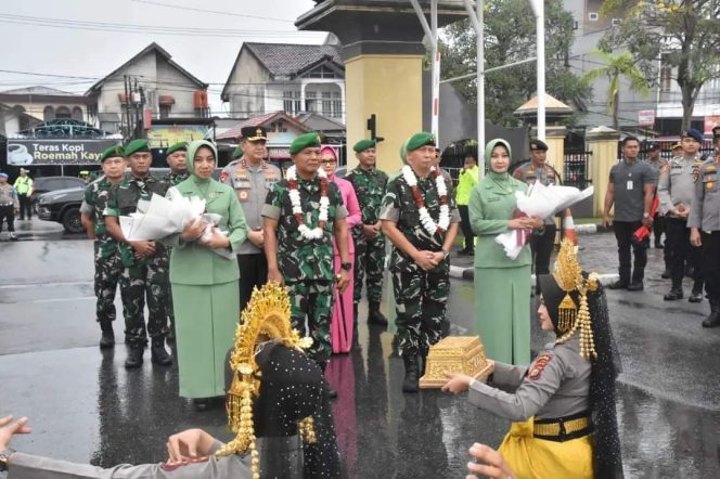 Danrem 031/Wira Bima yang baru dan yang lama di Sambut dan di Lepas oleh Kapolda Riau dengan Tradisi Pedang Pora.