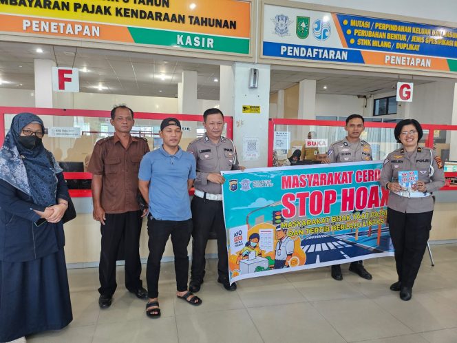 Personel Ditlantas Polda Riau Sosialisasikan Pilkada Riau 2024 kepada Wajib Pajak di Kantor Pelayanan Samsat Selatan.
