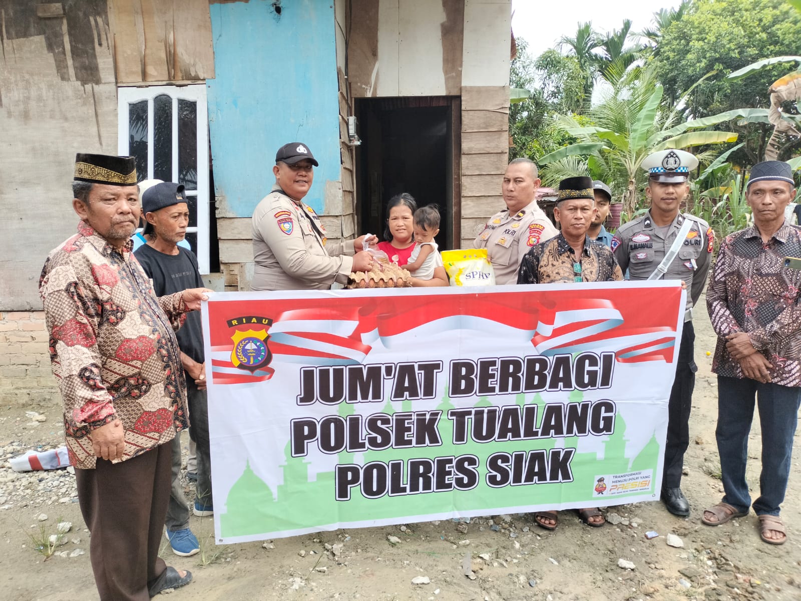 Peduli Gizi Buruk, Polsek Tualang salurkan Bantuan Sembako