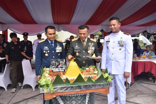 Upacara HUT TNI ke-79 di Provinsi Riau Berlangsung Khidmat dan Meriah.
