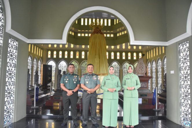 Melestarikan Warisan Budaya Danrem 031/WB beserta Rombongan Berkunjung ke Istana Siak.