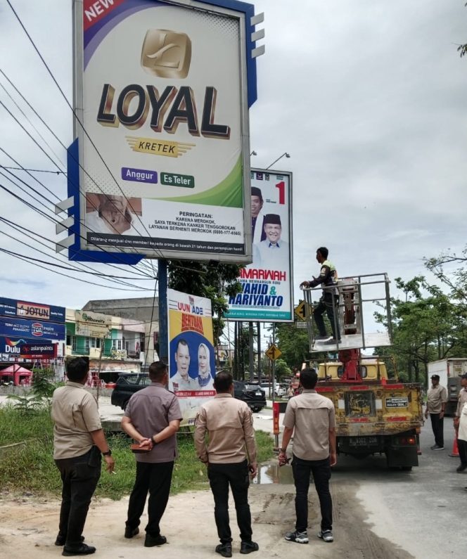 Tertibkan Reklame Tak Bayar Pajak, Kaban Bapenda Pekanbaru Alek Kurniawan Turun dan Pimpin Langsung Penertiban.

