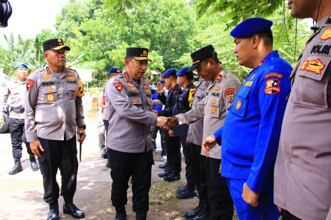 Kapolri Tinjau Posko Pengungsi Erupsi Gunung Lewotobi di NTT.