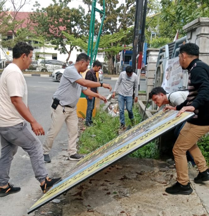 Tim Bapenda Pekanbaru turunkan iklan habis masa tayang.