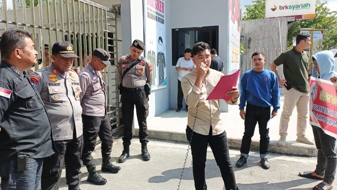 Jaringan Mahasiswa Anti Korupsi melalukan unjuk rasa di depan Gedung Kejaksaan Tinggi (Kejati) Riau.
