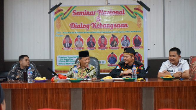 Pemateri Seminar Nasional Dan Dialog Kebangsaan di gedung Fapertaped UIN Suska Riau.