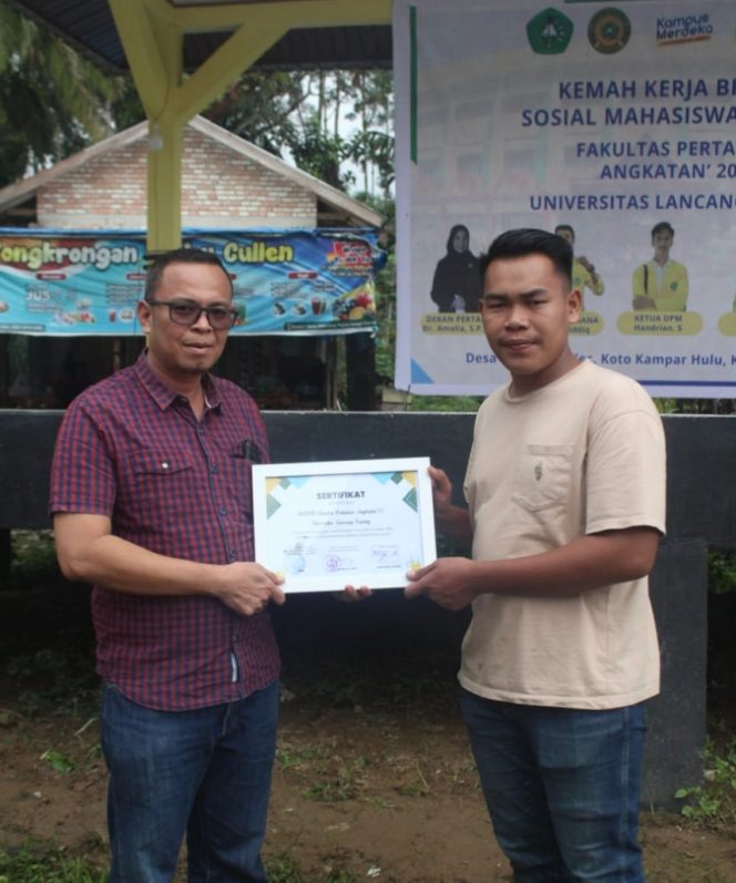 Ketua Badan Eksekutif Mahasiswa (BEM) Fakultas Pertanian Universitas Lancang Kuning, Refdi bersama Kepala Desa Sibiruang, bapak Dodi Candra, SE.
