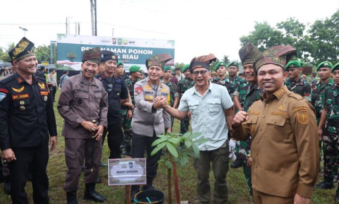 Panglima Utama (Pangtama) MPP LMB- Nusantara Datuk Besar Muhammad Uzer menghadiri acara Polda Riau Penanaman Pohon dengan tema 