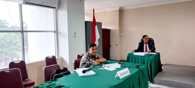 Fadil Saputra, SH,. MH saat sidang di KI Provinsi Riau.