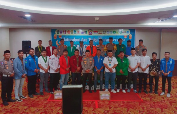 Kapolda Riau, Irjen Pol Dr. Herry Herjawan, S.I.K., M.H., M.Hum menggelar acara silaturahmi dan buka puasa bersama dengan perwakilan mahasiswa.