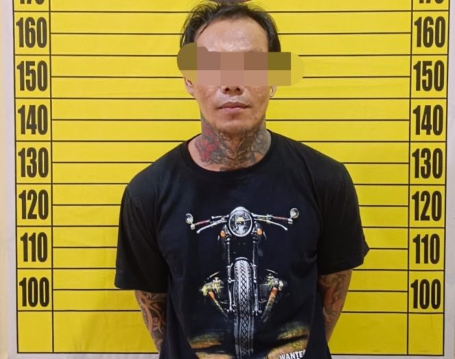 Pelaku berinisial A saat diamankan Polres Landak.