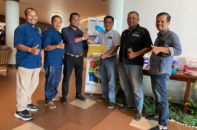 Bersama pengurus, Direktur LKBA JMSI Pusat, Zulpen Zuhri foto bersama dengan Manajer Communication PT RAPP, Budhi Firmansyah.