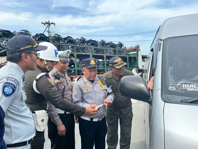 Satgas Gakkum Ops Patuh Lancang Kuning 2025 Polda Riau Tindak 48 Pelanggaran di Jalintim di Tenayan Raya.