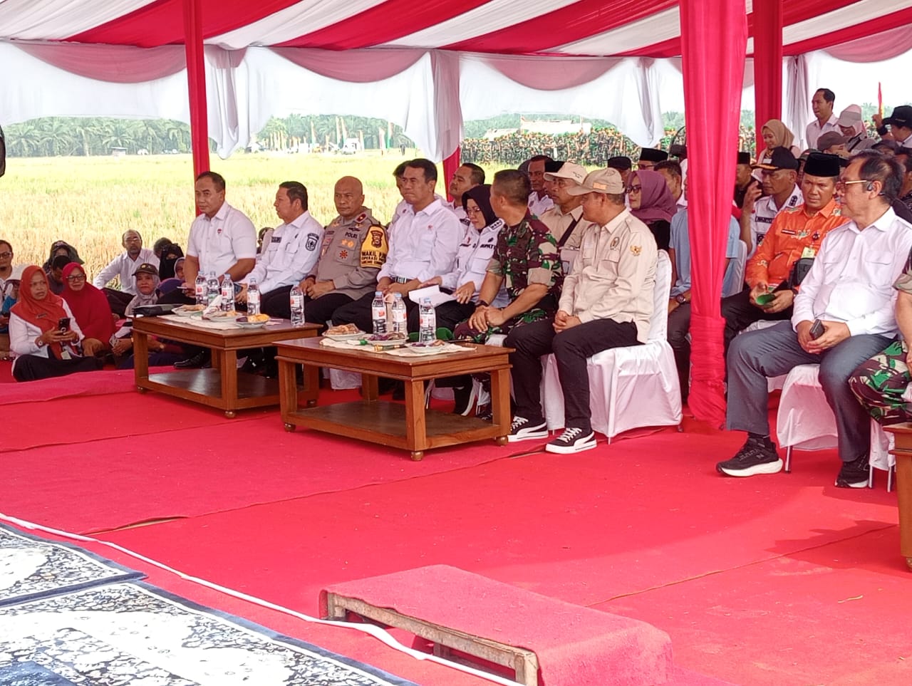 Menteri Pertanian RI Dr. Ir. H. Andi Amran Sulaiman, MP., melakukan kunjungan kerja ke Kampung Sungai Tengah, Kecamatan Sabak Auh, Kabupaten Siak, Provinsi Riau.