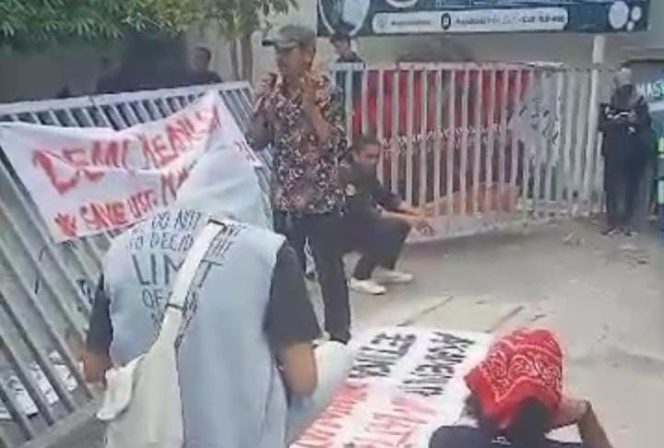 
					BEM Universitas Sarjanawiyata Tamansiswa Gelar Aksi Damai di Kampus Pusat.