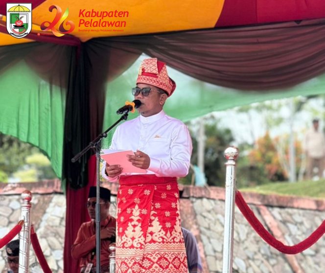 
					Bupati Pelalawan H. Zukri bertindak sebagai upacara inspektur di Hari Jadi Pelalawan ke-26 tahun. (MC.P)