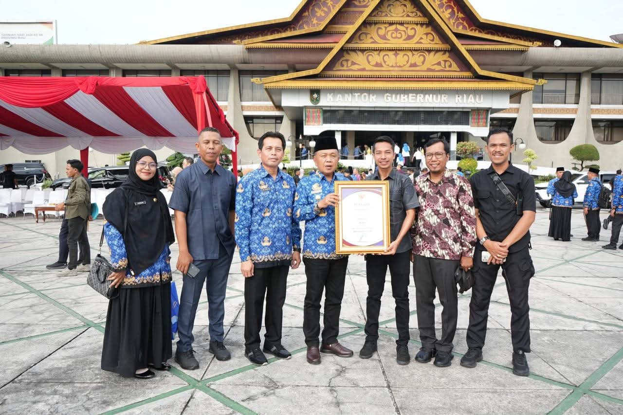 Bupati Asmar Terima Penghargaan atas Capaian Pelayanan Kesehatan Gratis.
