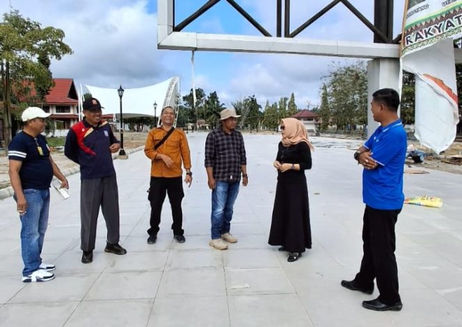 
					Camat Sabak Auh Sugiati,S.Pi. M,Si tunjau  pembangunan Taman Kecamatan Sabak Auh bersama Kasi Trantib Affan, Kasi PMK Amri, dan Kasi Pemerintahan Waryono dan didampingi Satpol-PP Kecamatan Sabak Auh, Kamis (20/11/2025).