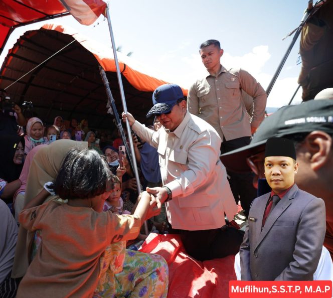 
					Presiden Prabowo Subianto saat turun melihat korban bencana di Sumatra.