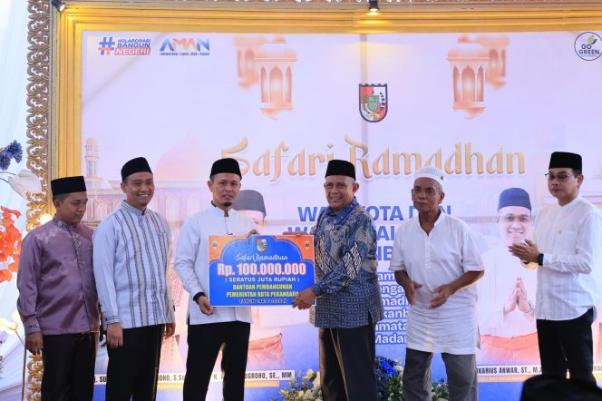 
					Warga Kecamatan Tuah Madani, Kota Pekanbaru menyambut dengan meriah kedatangan Wali Kota (Wako) Pekanbaru Agung Nugroho dalam Safari Ramadan 1447 H di kecamatan itu, Selasa (24/2/2026) sore. Pekanbaru.go.id
