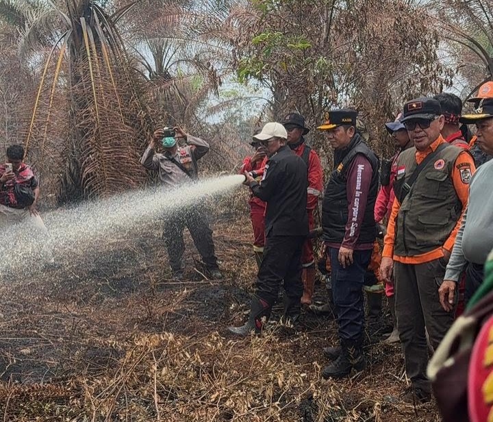 Bupati Pelalawan H. Zukri Ikut Padamkan Karhutla di Desa Gambut Mutiara. (Humas Pelalawan)