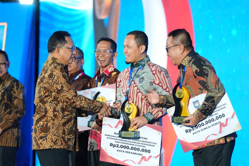 Walikota Pekanbaru Agung Nugroho, menerima penghargaan dari Pemerintah Pusat atas keberhasilannya dalam menekan angka kemiskinan dan stunting. - Pekanbaru.go.id