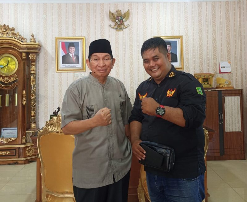 Ketua Umum Majelis Kerapatan Adat (MKA) Lembaga Adat Melayu Riau (LAMR) Provinsi Riau, Datuk Seri H. Raja Marjohan Yusuf bersama Panglima Barisan Muda LMBN, Indra Gunawan.