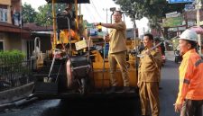 Walikota Pekanbaru Agung Nugroho dan Wakil Walikota Pekanbaru Markarius turun langsung perbaiki jalan rusak.