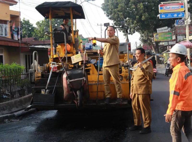 Walikota Pekanbaru Agung Nugroho dan Wakil Walikota Pekanbaru Markarius turun langsung perbaiki jalan rusak.
