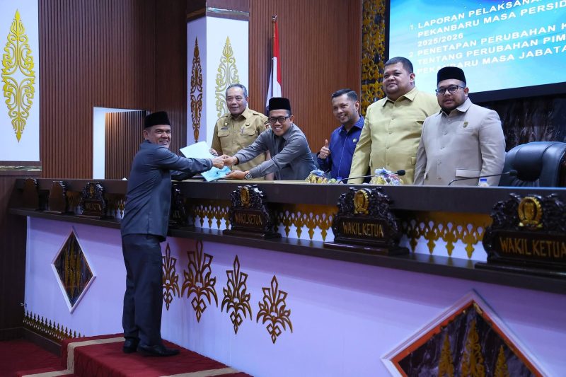 Ketua DPRD Muhammad Isa Lahamid saat menerima laporan hasil Reses dari anggota DPRD Pekanbaru.